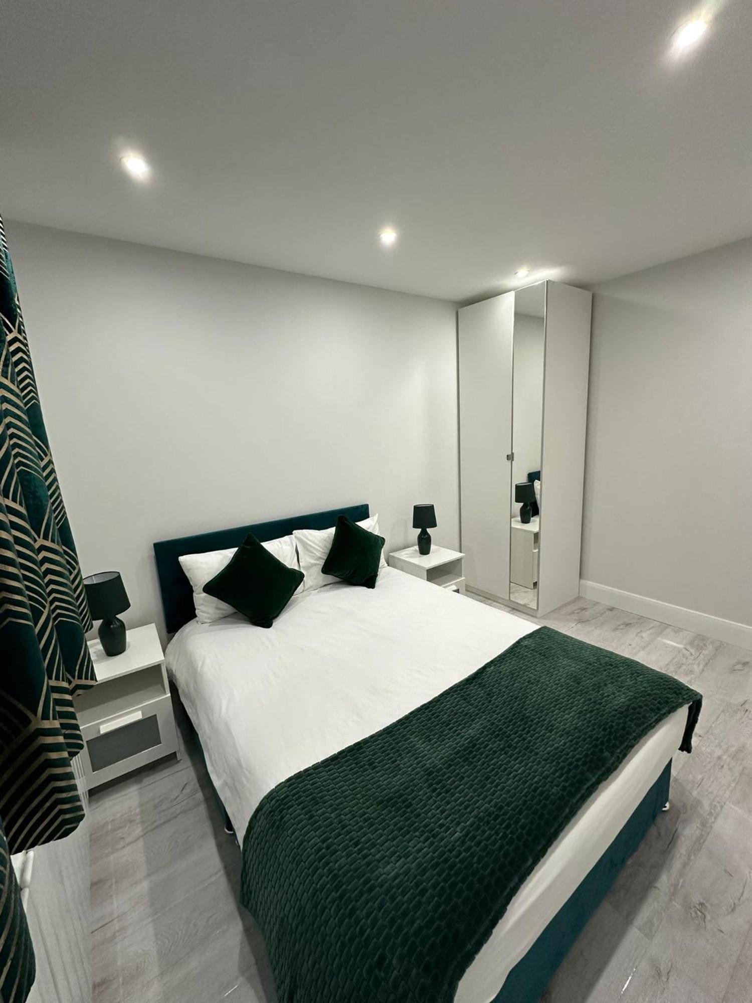 Luxury House Daire Greenford  Dış mekan fotoğraf